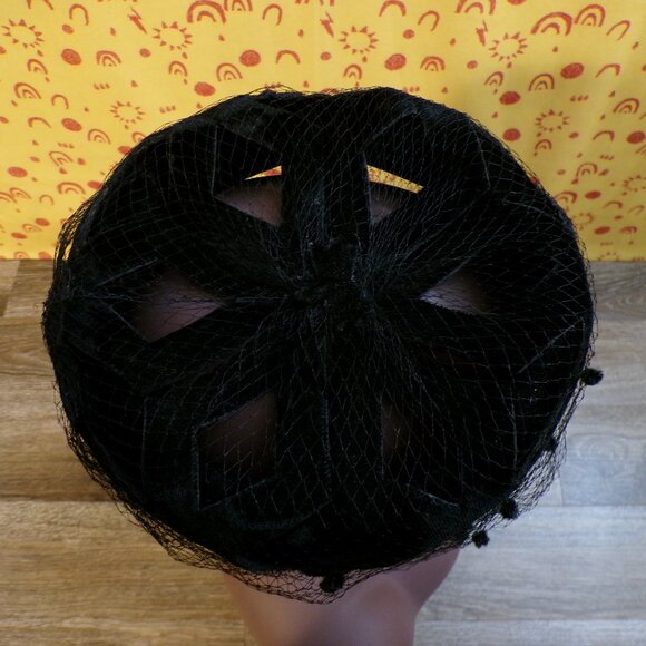 Women's Vintage Fascinator Hat Plush Black with Lace Veil and Open Crown - Picture 9 of 13
